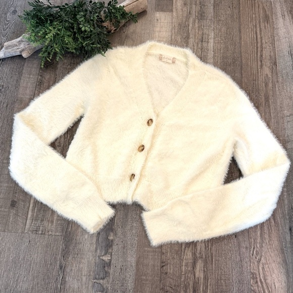 ALTR’D STATE Cream Fuzzy 3-Button Cardigan Size Medium - Picture 1 of 8